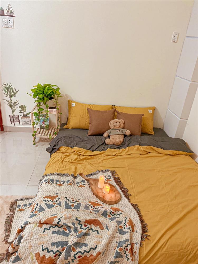 Khu vực giường ngủ được trang trí đơn giản nhưng lại đưa lại cảm giác ấm cúng. (Ảnh: NVCC)
