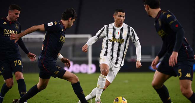 Ronaldo nhảy múa với trái bóng trước hậu vệ Genoa
