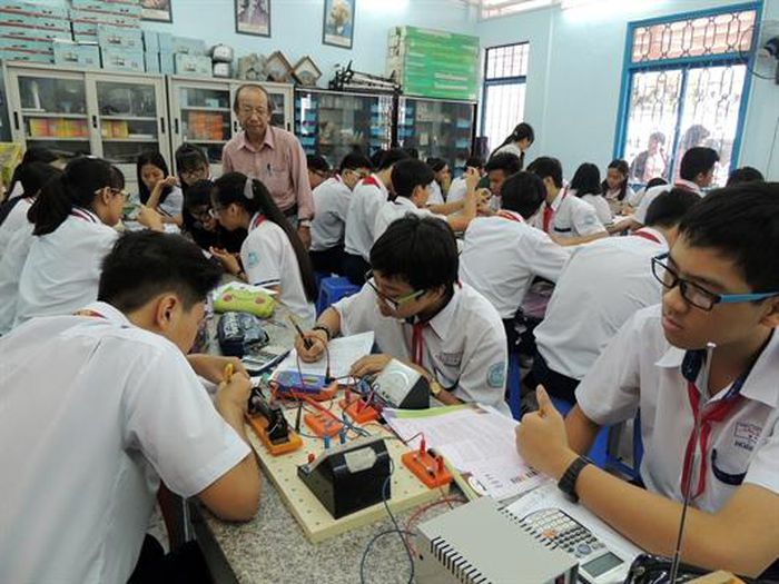  Học sinh trường THCS Cầu Kiệu, quận Phú Nhuận, TP.HCM trong giờ học nghề