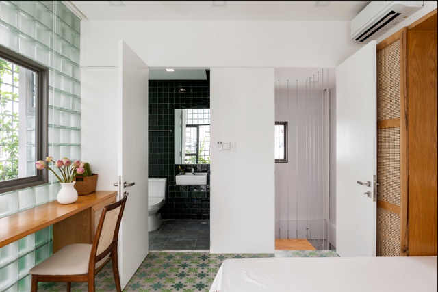 Phòng ngủ với phòng tắm được “ẩn” sau các vách ngăn kính của tầng 1. Nhờ thiết kế khéo léo, ít ai nhận ra ngôi nhà được xây trên khu đất có diện tích vỏn vẹn 18 m2.