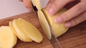 Cắt khoai tây thành những lát mỏng đều nhau