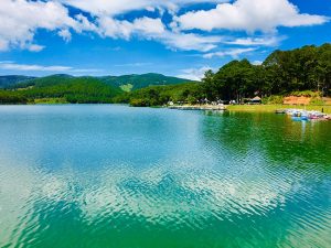 Khung cảnh hồ Tuyền Lâm