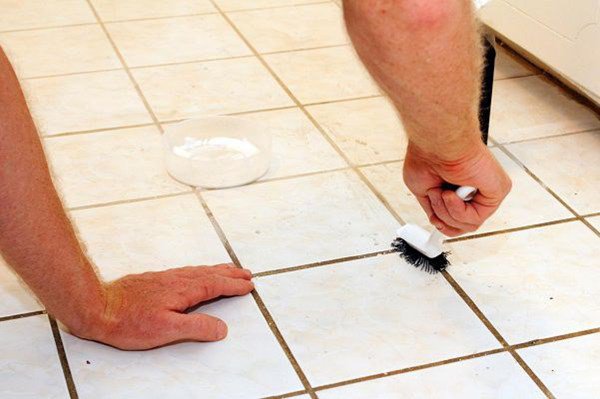 Làm sạch vết bẩn cứng đầu bám trên sàn nhà