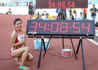 Nguyễn Thị Oanh lập kỷ lúc trên đường chạy 10.000m
