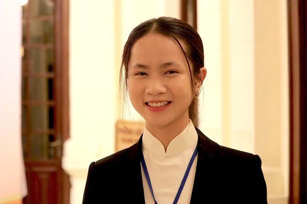 Em Đàm Thị Minh Trang đã vinh dự được Thủ tướng Chính phủ Nguyễn Xuân Phúc trao tặng Huân chương Lao động hạng Nhì tại Lễ Tuyên dương học sinh trung học phổ thông đoạt giải Olympic quốc tế năm 2020. 