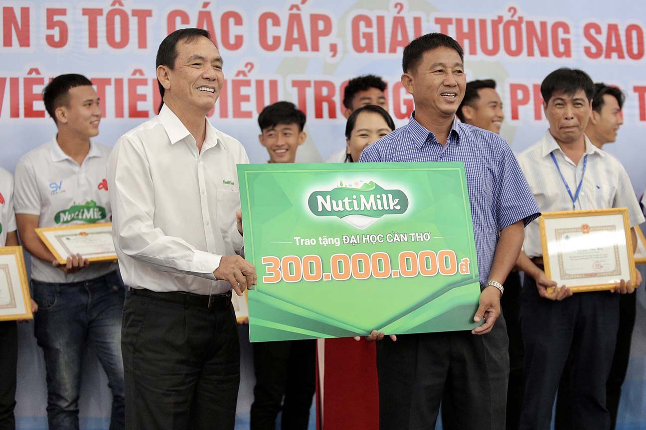 Nutimilk trao thưởng 300 triệu đồng cho ĐH Cần Thơ vô địch SV-League