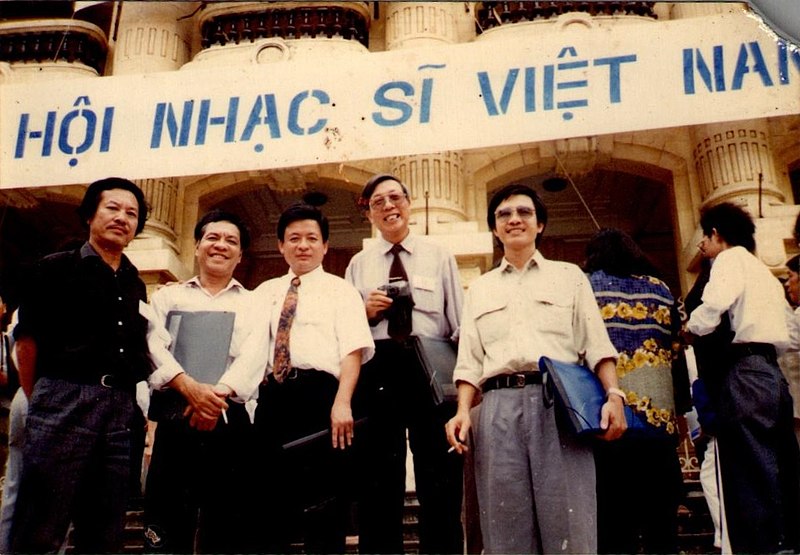 Ông Đỗ Hồng Quân (chính giữa) tại Đại hội Hội nhạc sĩ Việt Nam 1995
